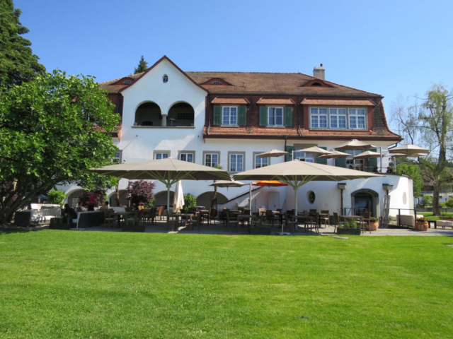 MAY Sonnenschirme beim Event-Restaurant „Villa Sunneschy“ im 2015 mit 2 May-Gross-Schirmen Modell Albatros 6x6m.